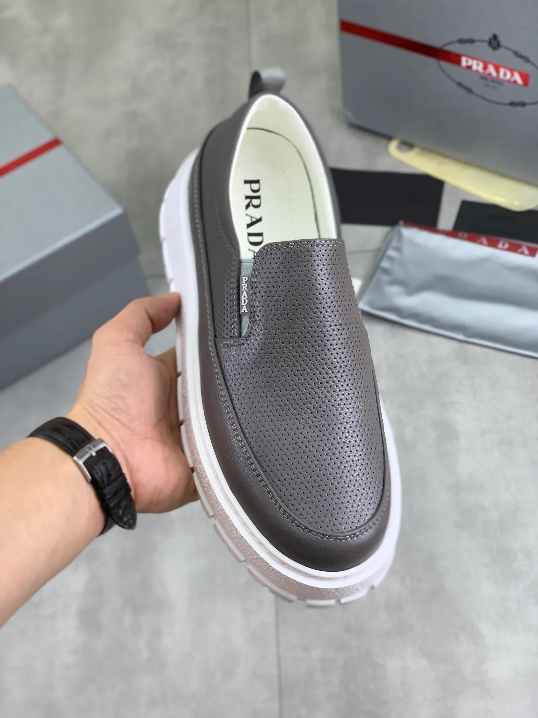 Men's shoes 💰P560💰[New model] The top version is available on the official website, 🆘 The trendy brand (Prada) mainly promotes the popular model, avant-garde and versatile fashionable men's shoes, private version mold opening, cowhide surface splicing 1:1.. Stylish and simple, original imported cowhide lining cowhide feet; the atmosphere and personality are more fashionable, eye-catching and pursuing class. It will subvert the old idea and be a must-have for fashionistas with you! Must keep it for yourself! Tall and comfortable, large and low, high-end quality workmanship. The new high-end outsole on the official website. Size: 38-45. 4️⃣colors available.